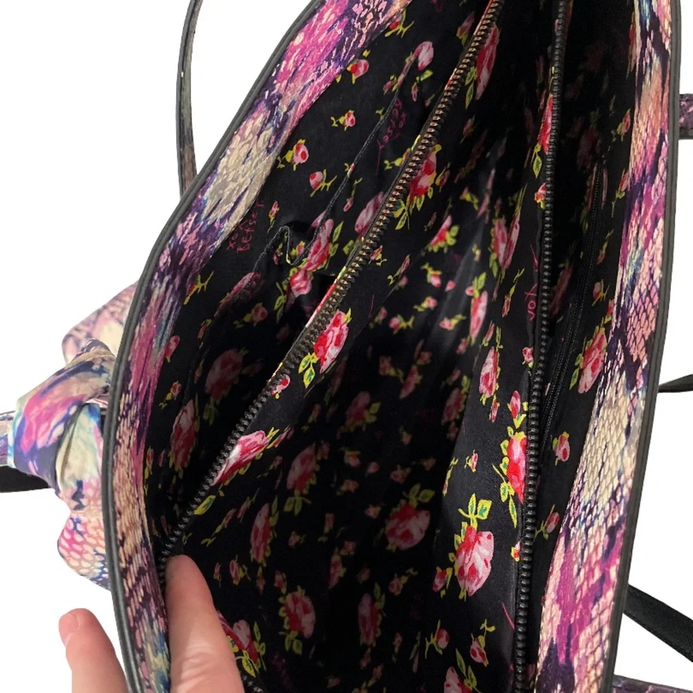 Betsey Johnson Large Black Leather Tote w/ Attached Wristlet – GUC